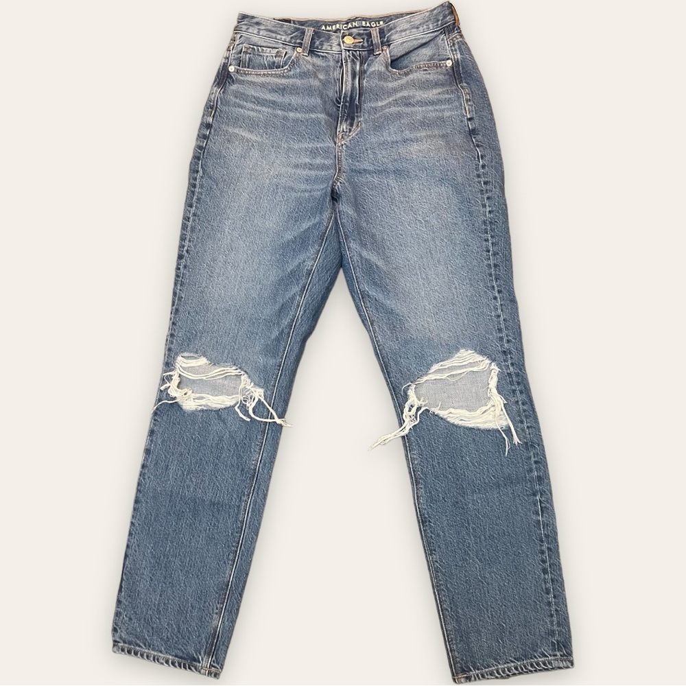 AMERICAN EAGLE - Ripped Highest Waist Mom Jean in Size 6 Long (30”), Medium Wash